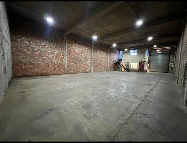302M² WAREHOUSE TO LET IN LASER PARK